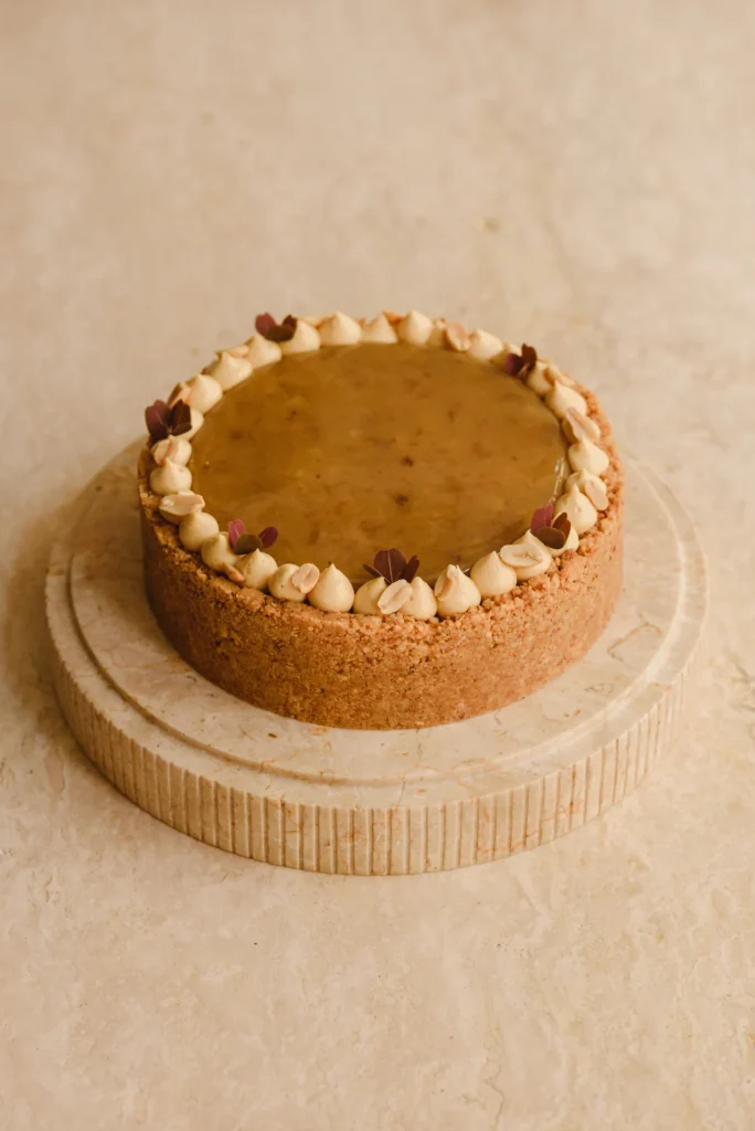 BANÁN, SÓSMOGYORÓ, ÉTCSOKOLÁDÉ TORTA