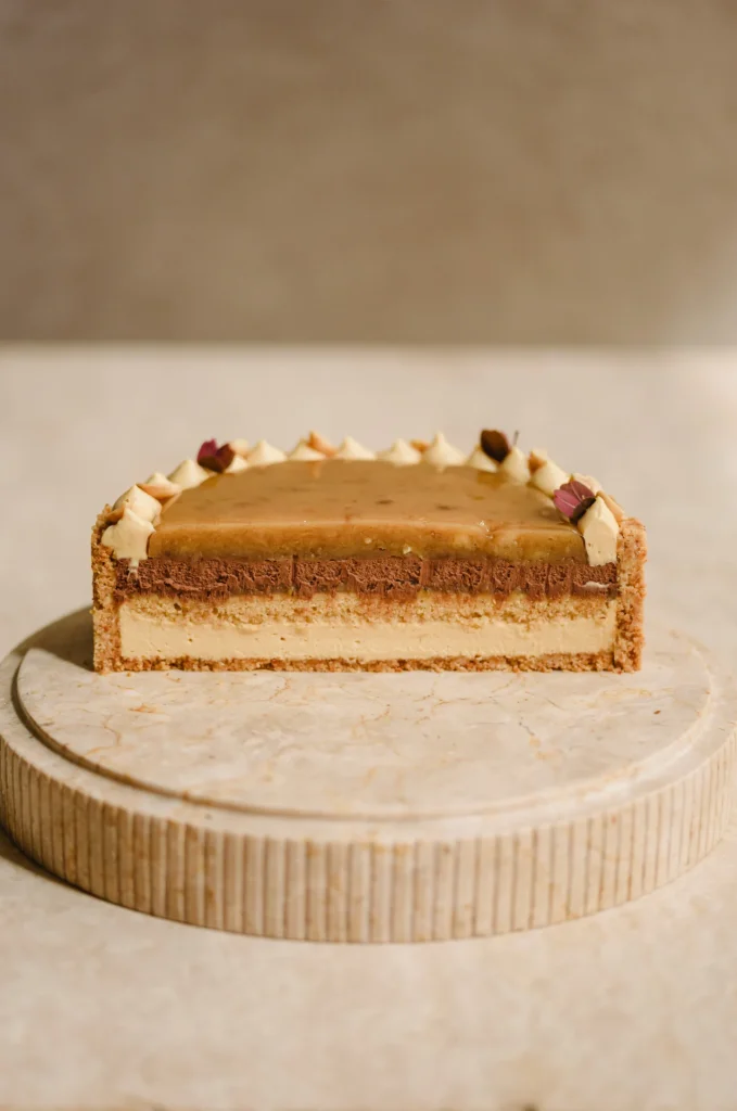 BANÁN, SÓSMOGYORÓ, ÉTCSOKOLÁDÉ TORTA