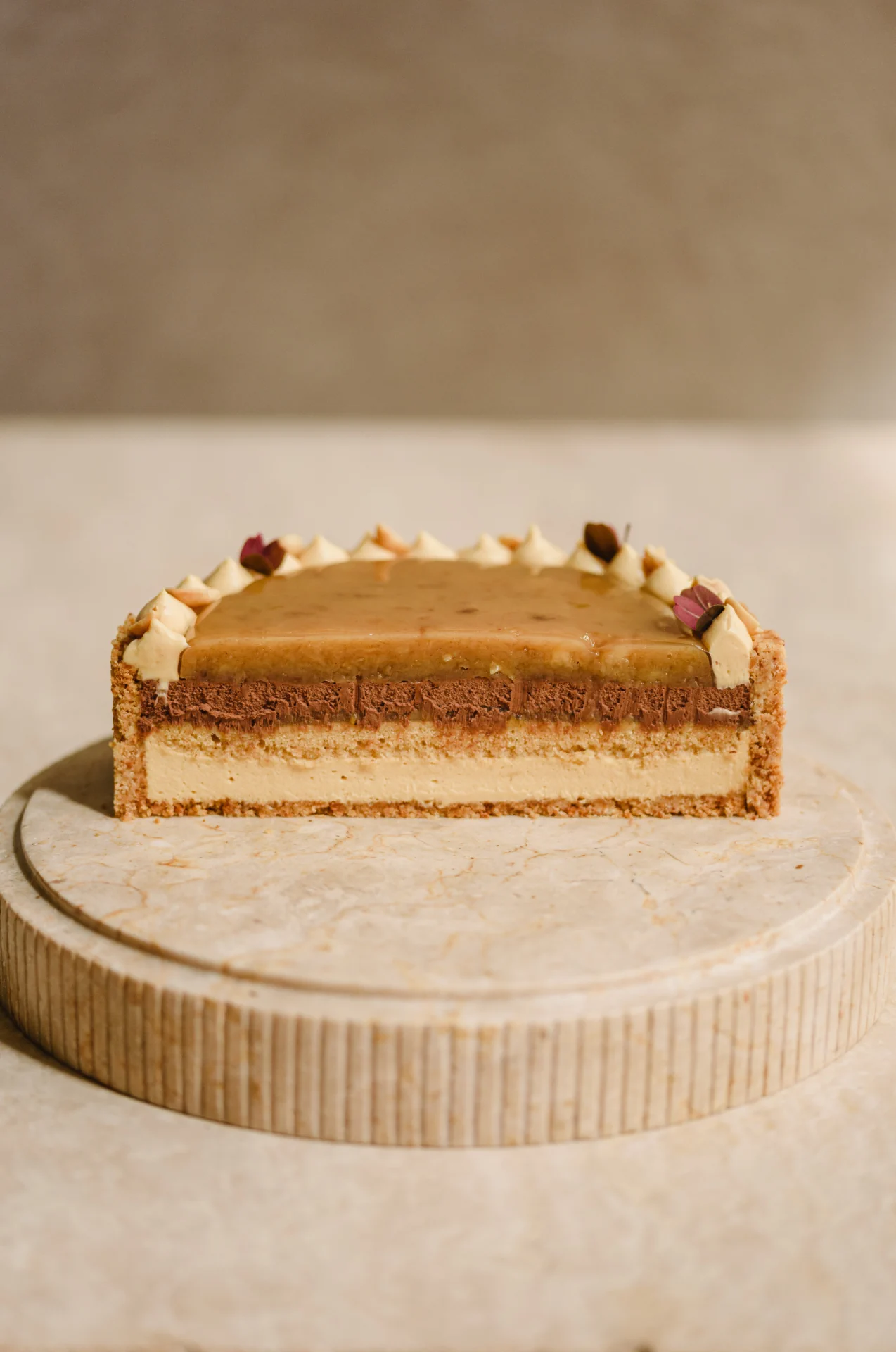 BANÁN, SÓSMOGYORÓ, ÉTCSOKOLÁDÉ TORTA - Kép 4