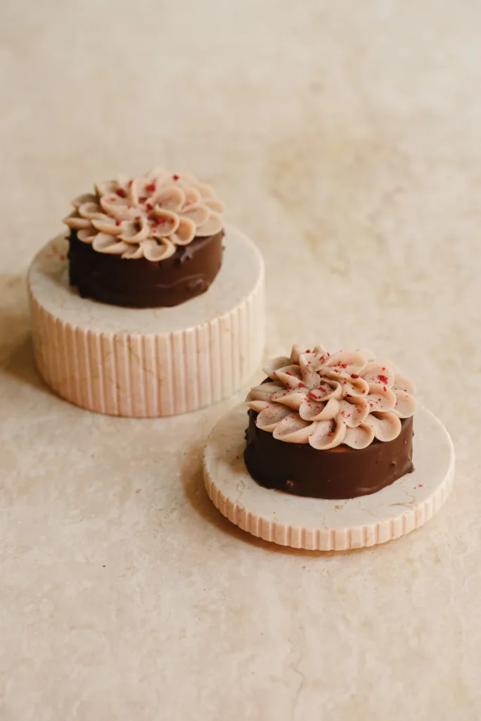 ÉTCSOKOLÁDÉ, FEKETE CSERESZNYE, GESZTENYE DESSERT