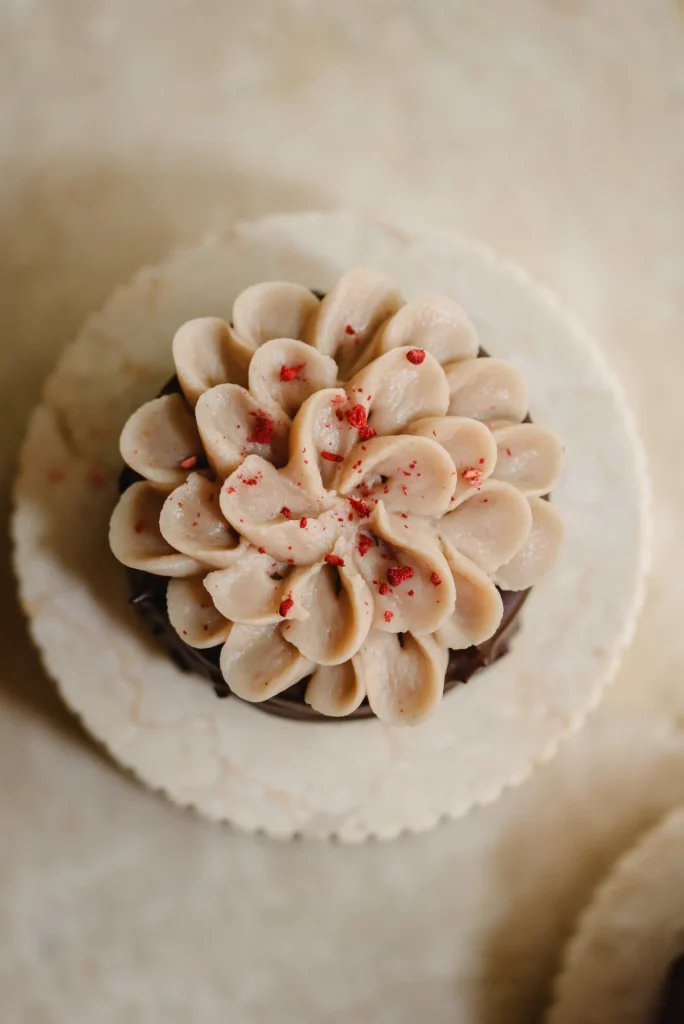 ÉTCSOKOLÁDÉ, FEKETE CSERESZNYE, GESZTENYE DESSERT